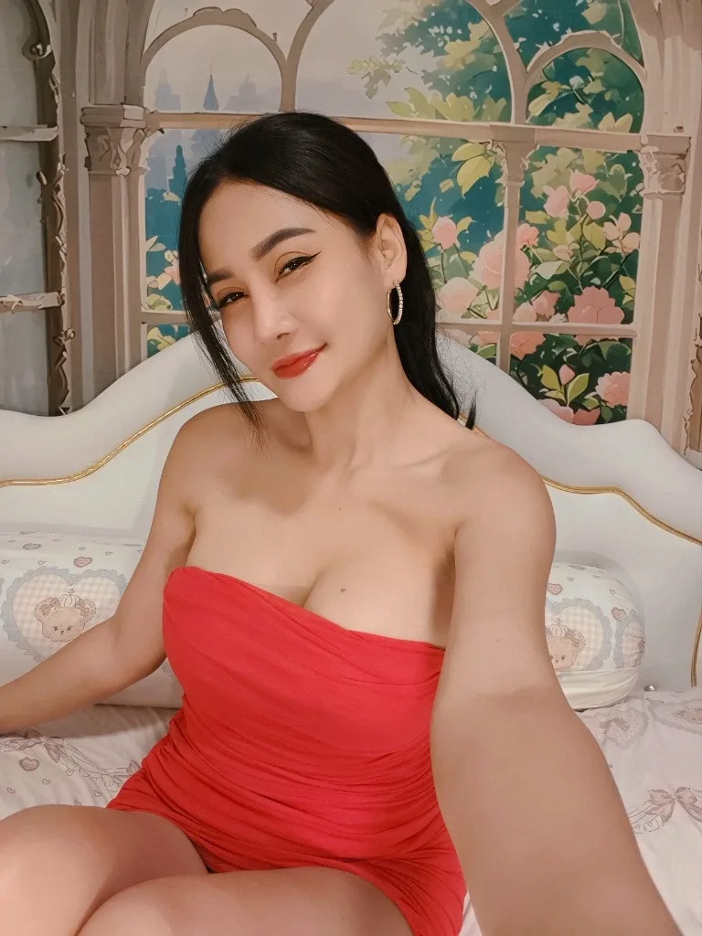 Your Busty Asian Goddess Sienna 🧸