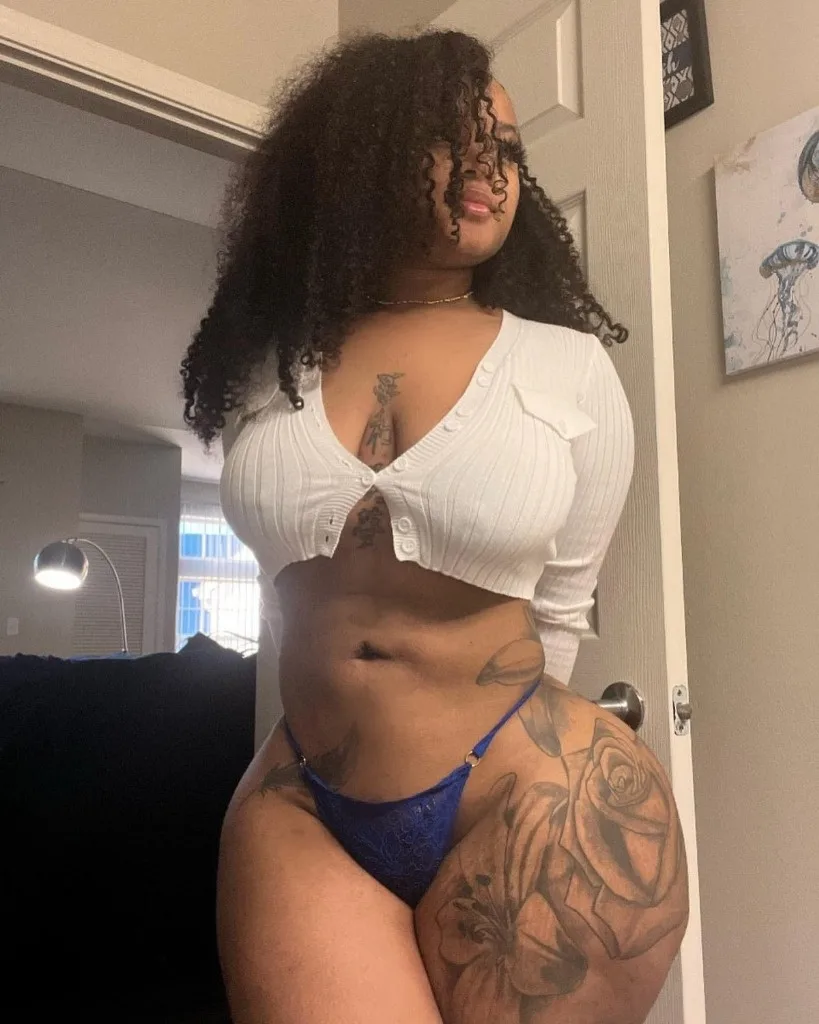 see here is what what are you going to eat baby🦋available in the position you - Photo 2 | Escort in Oxon