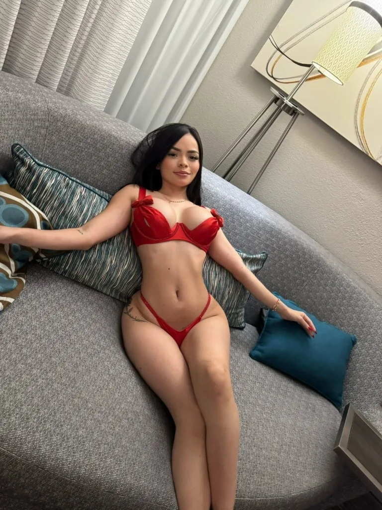 Soy la chica ms sexy en la ciudad y estoy lista para complacerte baby