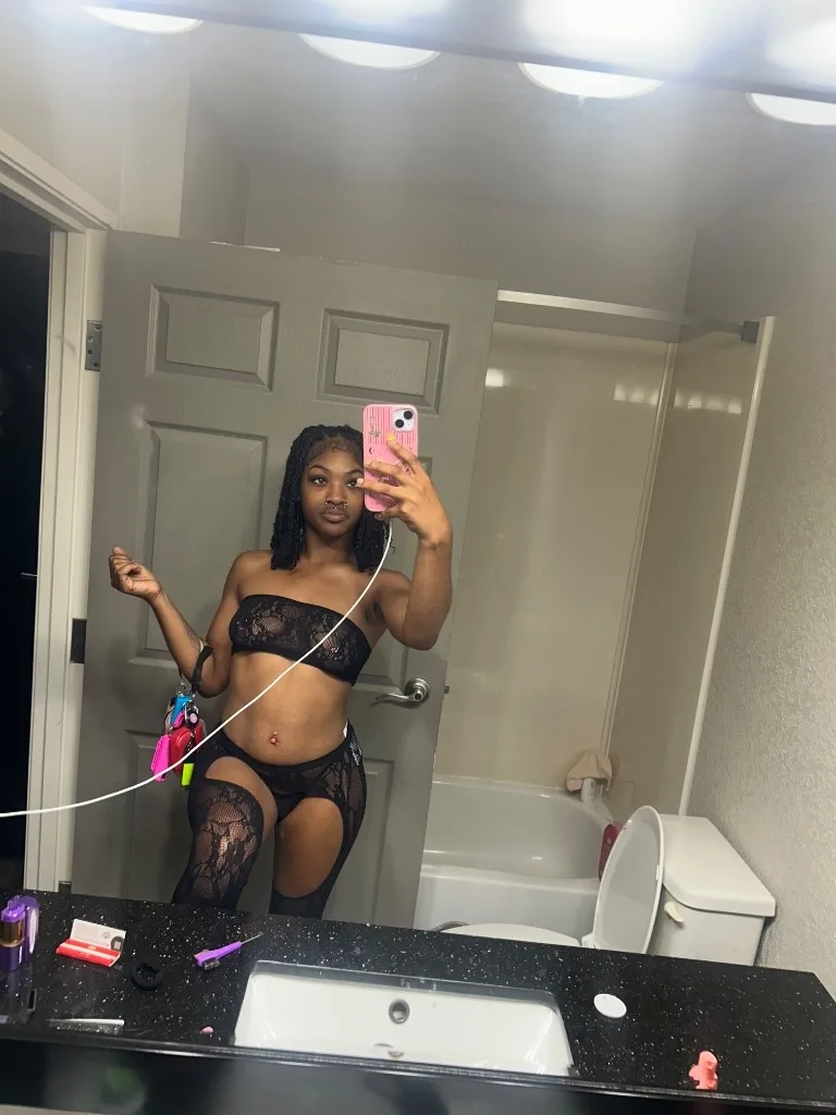 Arriving soon 4'11 peite and ready to meet - Photo 4 | Escort in security