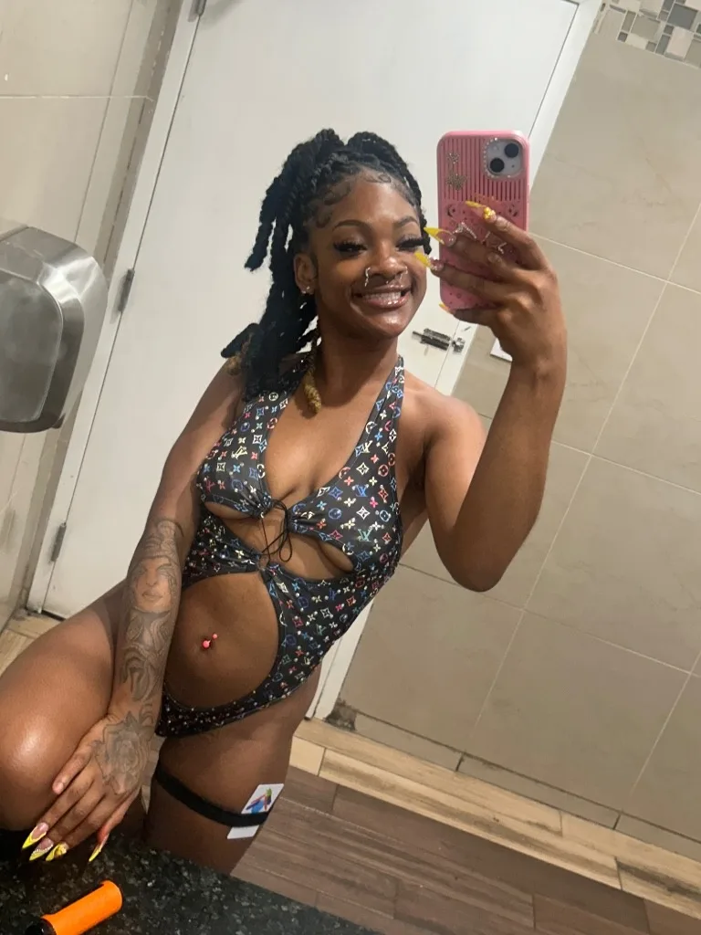 Arriving soon 4'11 peite and ready to meet - Photo 3 | Escort in security
