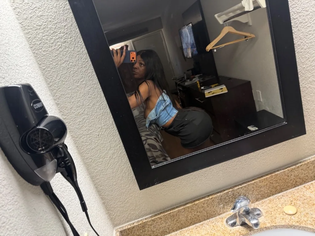 Transexual COME see me im new around this area com show me a good time😜😜