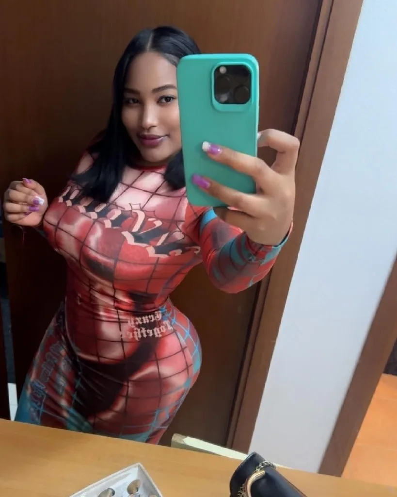 ✨ Active and waiting for you 24/7 😘🔥 Stunning Latina girl enjoying time with her sweet Colombian friend 🇨🇴💕