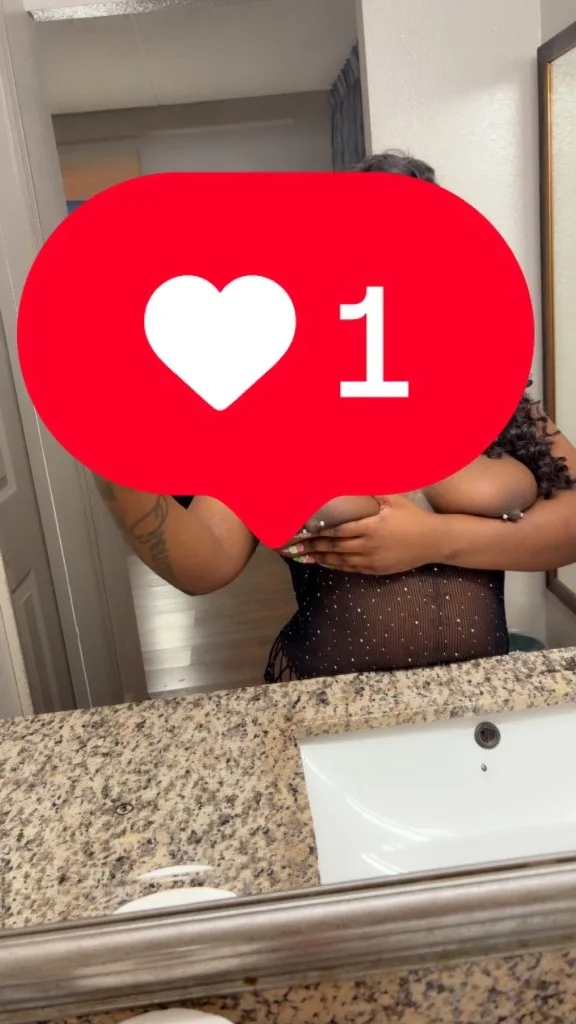 happy outcalls available 💜