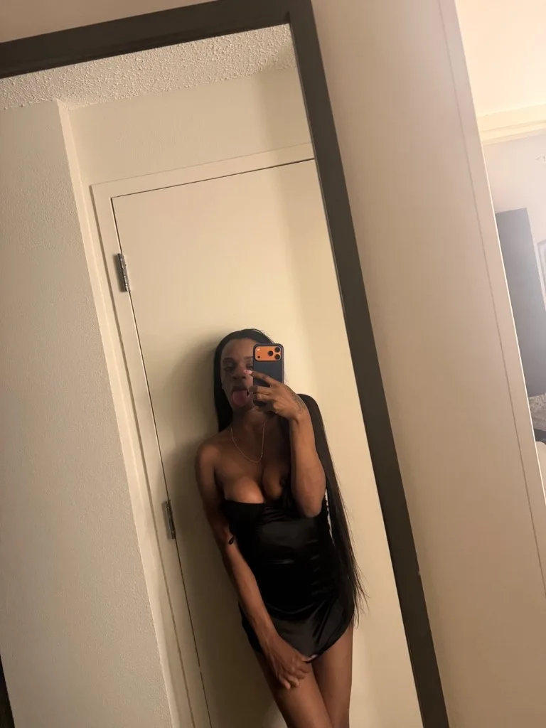 TRANNY LOVE TO BE TRICKED ON AND EAT YOUR BIG TREAT - Photo 2 | Escort in Brooklyn